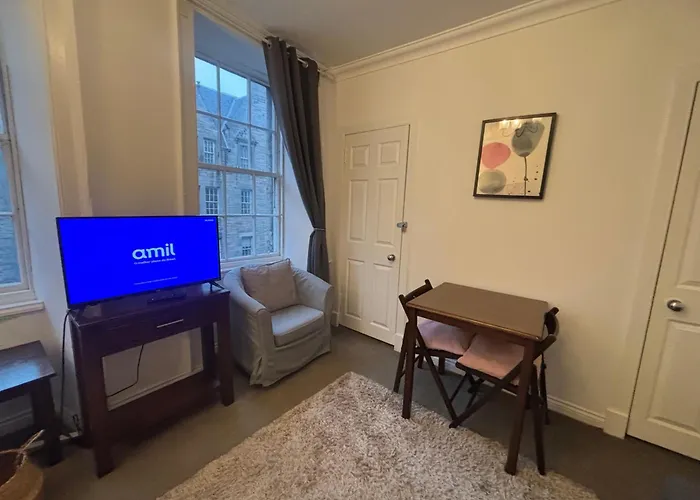 Cozy Downtown Apartment
